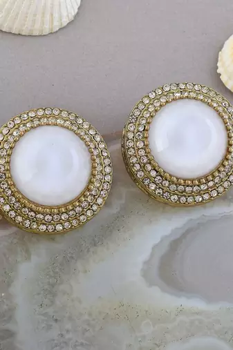 White color stud kundan earrings