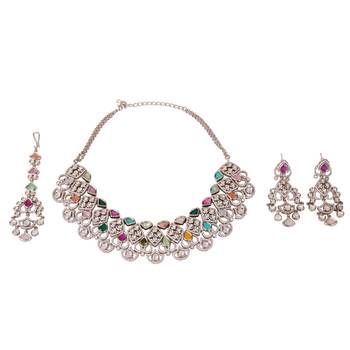 gold brass choker necklace with triangle kundan work 1