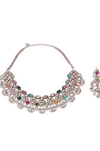 Trangle shape uncut kundan stone gold plated brass choker necklace set with maang tikka for women