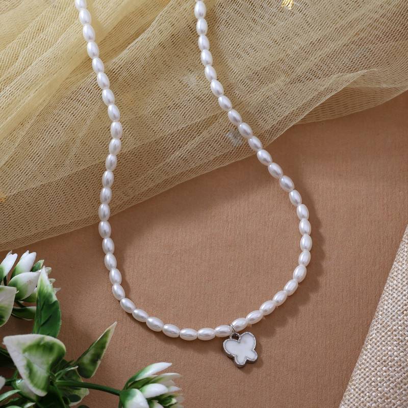 White color fashion necklace