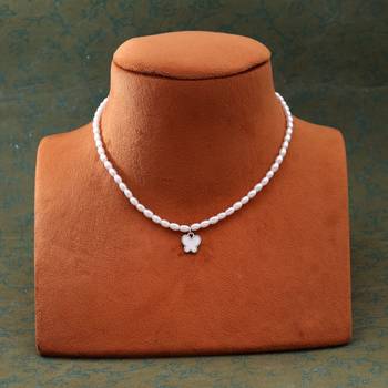 White color fashion necklace 2