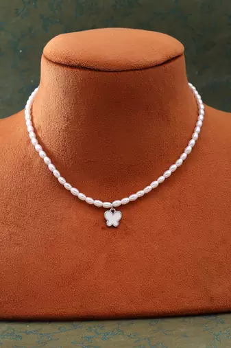 White color fashion necklace
