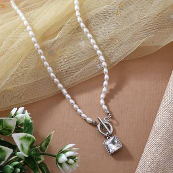 White color fashion necklace 1