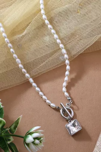 White color fashion necklace