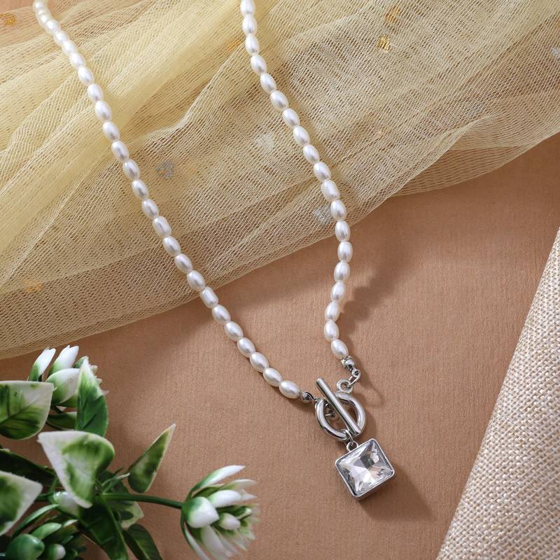 White color fashion necklace