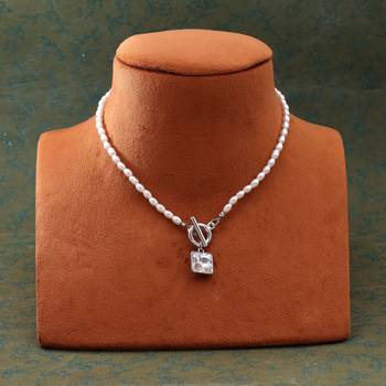White color fashion necklace 2