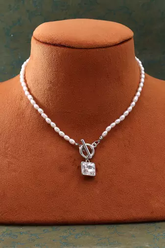 White color fashion necklace