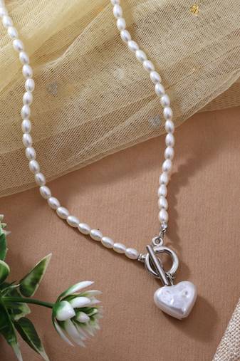 White color fashion necklace