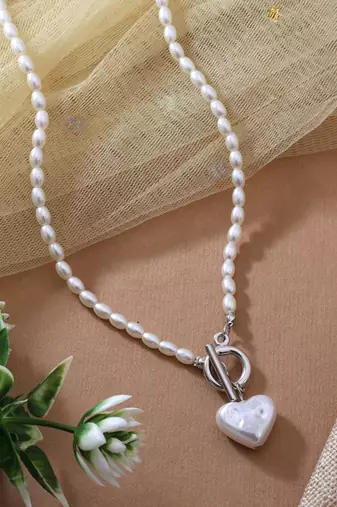 White color fashion necklace