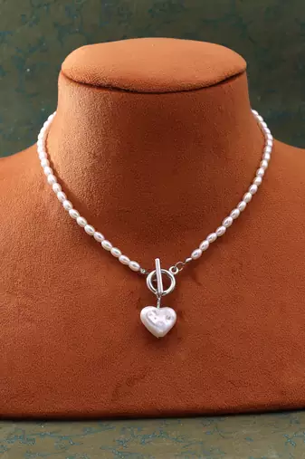 White color fashion necklace