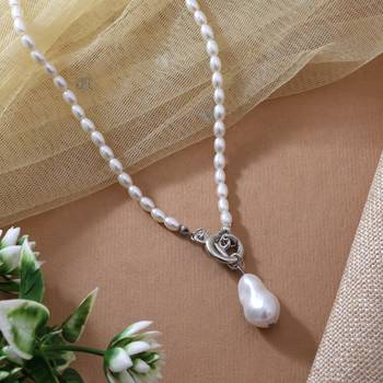 White color fashion necklace 1