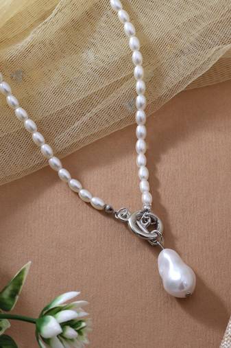 White color fashion necklace