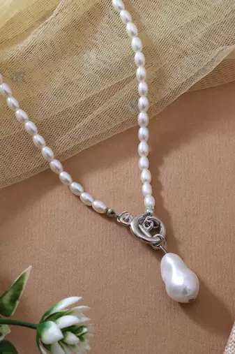 White color fashion necklace