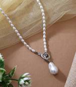 White color fashion necklace