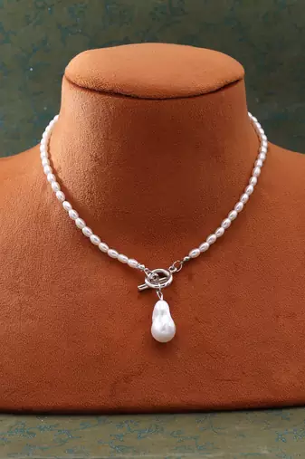 White color fashion necklace