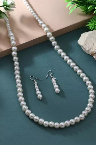 White color fashion necklace set