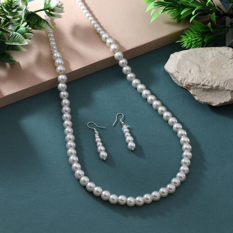 White color fashion necklace set
