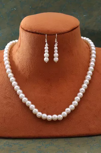 White color fashion necklace set
