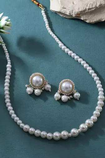 White color fashion necklace set