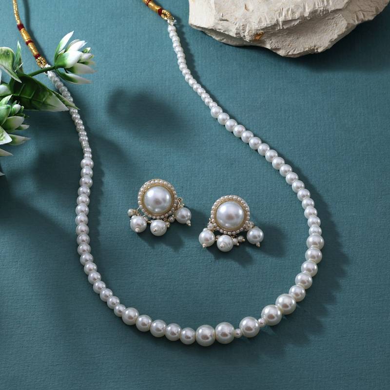 White color fashion necklace set