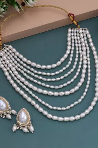 White color puwai necklace set