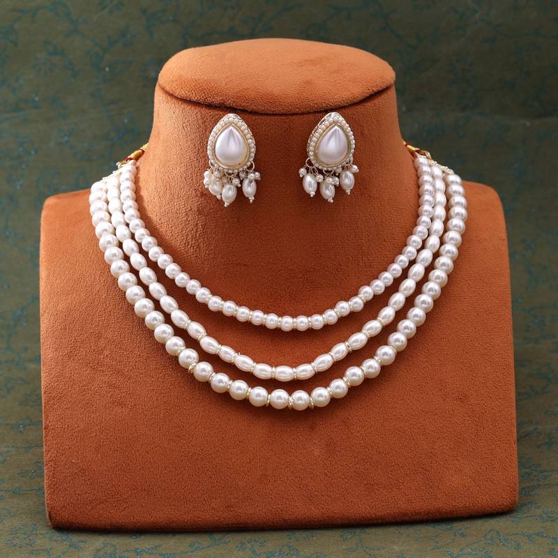 White color puwai necklace set