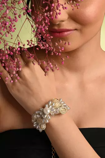 Butterfly shape white pearl and oval stone all size bracelet