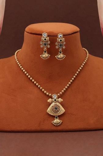 Green color matte gold necklace set