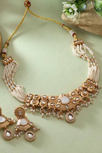 White color matte gold necklace set