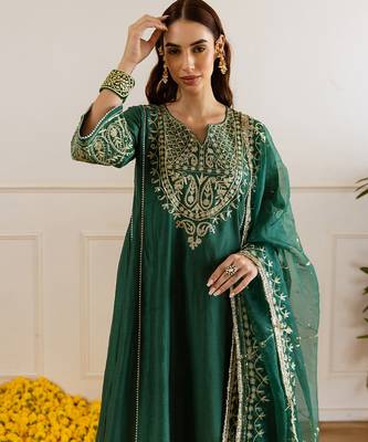 Emerald green embroidered chanderi kurta set 2