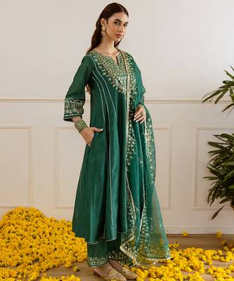 Emerald green embroidered chanderi kurta set 4