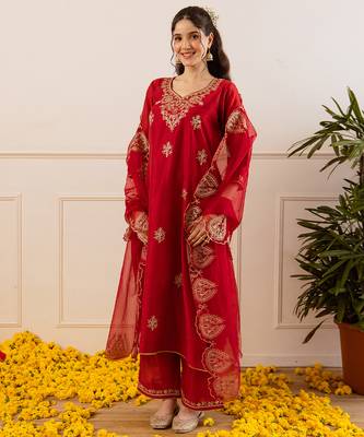 Red embroidered chanderi kurta set 2