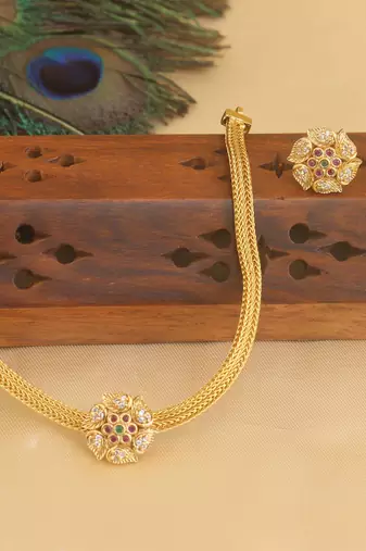 Matte finish flower shape necklace set