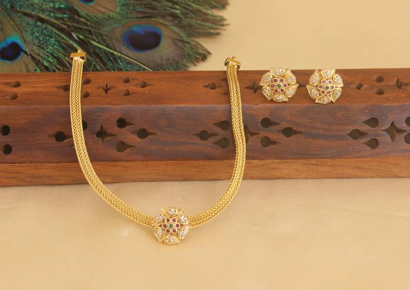 Matte finish flower shape necklace set