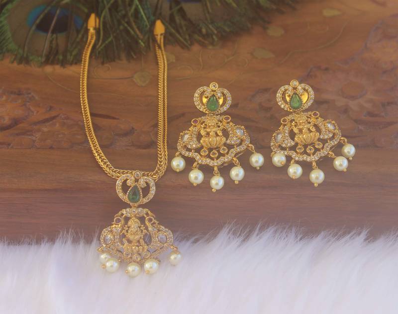 Matte finish temple peacock stone necklace set