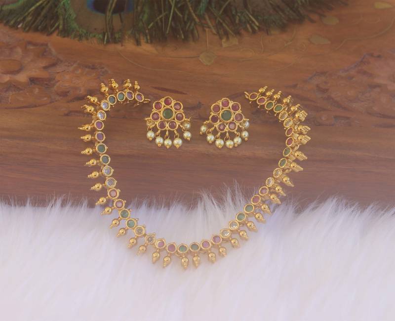 Matte finish multicolor stone necklace set