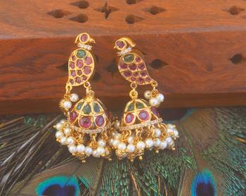 Matte finish peacock kempu stone jumka earrings 1