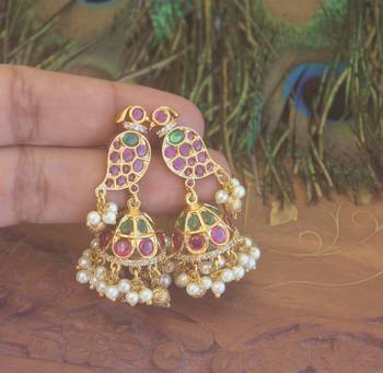 Matte finish peacock kempu stone jumka earrings 2