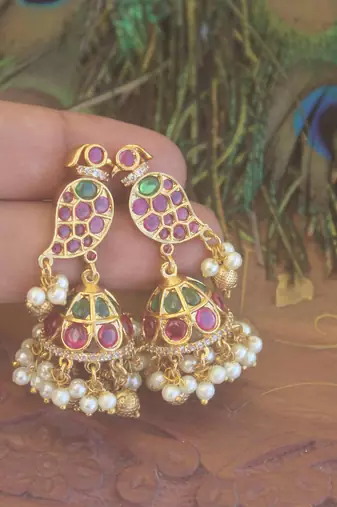 Matte finish peacock kempu stone jumka earrings