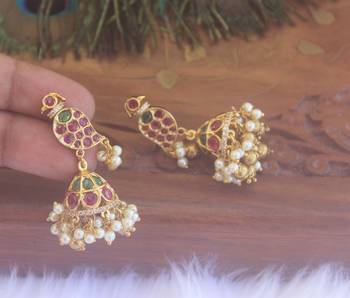 Matte finish peacock kempu stone jumka earrings 3