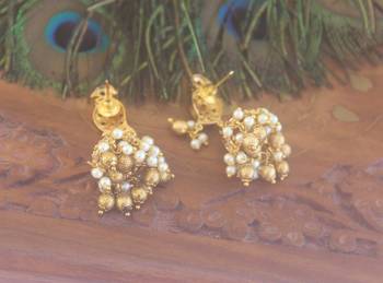 Matte finish peacock kempu stone jumka earrings 4