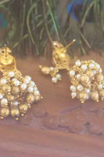 Matte finish peacock kempu stone jumka earrings