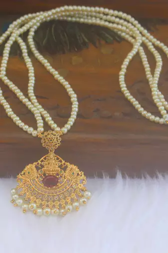 Handmade peacock pearl beads necklace