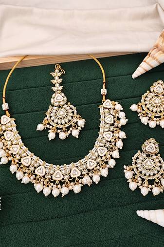Pearl and kundan gold plated necklace set with elegant design and fine detailing – perfect jewelry for brides