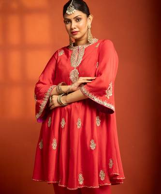 Red embroidered cotton silk kurta set 4