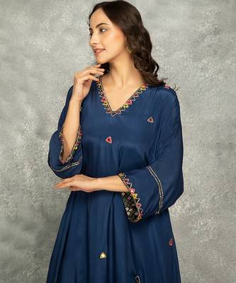 Blue embroidered crepe kurta set 4