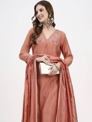 peach chanderi silk kantha work anarkali kurta trouser dupatta set 5