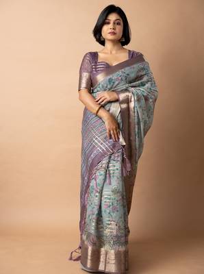 blue floral print zari woven border crepe saree with unstiched blouse piece 2