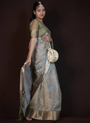 green floral print zari woven border crepe saree with unstiched blouse piece 3