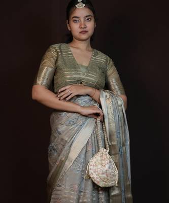 green floral print zari woven border crepe saree with unstiched blouse piece 5